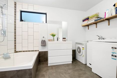 Photo of property in 1/53 Topliss Drive, Northcross, Auckland, 0632