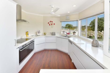 Photo of property in 52 Settlers Grove, Orewa, 0931