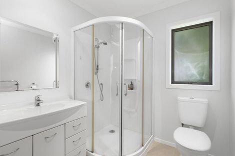 Photo of property in 5 Mcewen Crescent, Riverstone Terraces, Upper Hutt, 5018