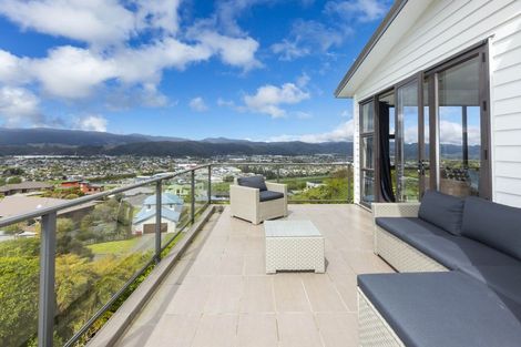 Photo of property in 15 Swain Grove, Riverstone Terraces, Upper Hutt, 5018