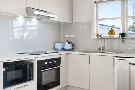 Photo of property in 24 Cobham Crescent, Kelston, Auckland, 0602