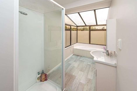 Photo of property in 24 Selwyn Crescent, College Estate, Whanganui, 4500