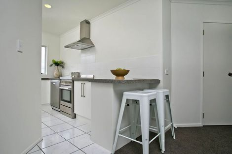 Photo of property in 3/8a Target Road, Totara Vale, Auckland, 0629