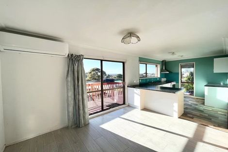 Photo of property in 1/4 Lydford Place, Glendene, Auckland, 0602