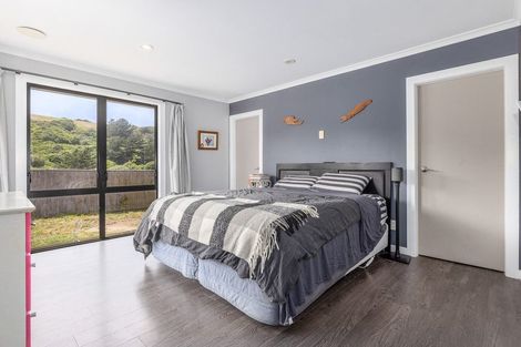 Photo of property in 10 Tararua Close, Aotea, Porirua, 5024