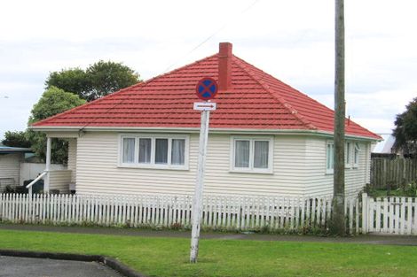 Photo of property in 4 Puriri Street, Helensville, 0800