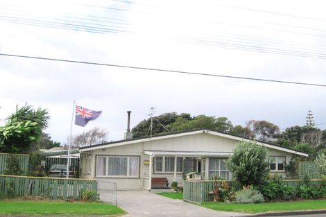 Photo of property in 35 Waimea Road, Waikanae Beach, Waikanae, 5036