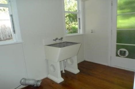 Photo of property in 18 Warrington Grove, Newlands, Wellington, 6037