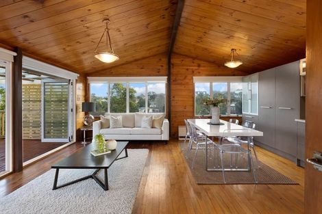 Photo of property in 2 Dunraven Place, Torbay, Auckland, 0630