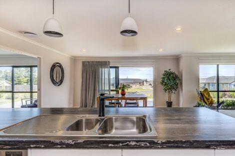 Photo of property in 2 Oakmont Crescent, Waiwhakaiho, New Plymouth, 4312