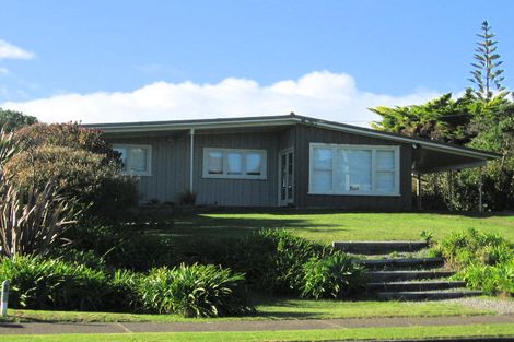 Photo of property in 60 William Street, Waikanae Beach, Waikanae, 5036