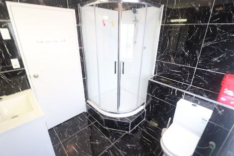 Photo of property in 2/663 Beach Road, Rothesay Bay, Auckland, 0630