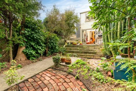 Photo of property in 19 Moir Street, Mount Victoria, Wellington, 6011