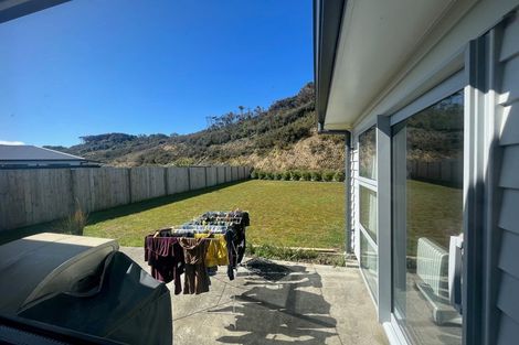 Photo of property in 17 Barry Groucott Grove, Wainuiomata, Lower Hutt, 5014