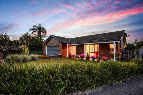 Photo of property in 27 Glucina Avenue, West Harbour, Auckland, 0618