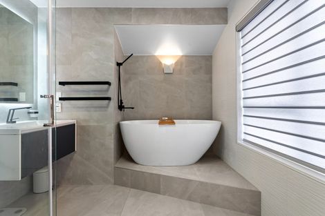 Photo of property in 8 Vinograd Drive, Te Atatu Peninsula, Auckland, 0610