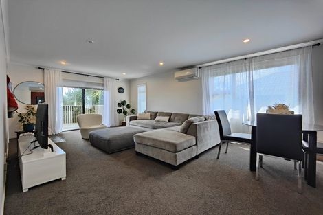 Photo of property in 15a Barclay Street, Newlands, Wellington, 6037