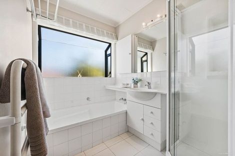 Photo of property in 5 Lagoon Way, West Harbour, Auckland, 0618