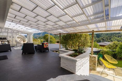 Photo of property in 81 Milton Terrace, Picton, 7220