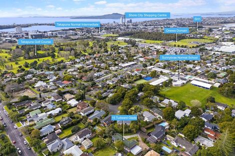 Photo of property in 15 Tudward Glade, Hillcrest, Auckland, 0627