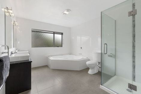 Photo of property in 2/23 Sunset Road, Totara Vale, Auckland, 0632