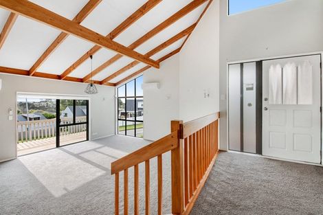 Photo of property in 10 Unsworth Drive, Unsworth Heights, Auckland, 0632