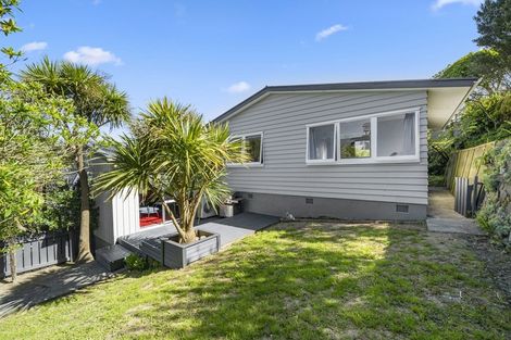 Photo of property in 9 Salford Street, Newlands, Wellington, 6037