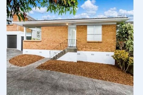 Photo of property in 2/8 Tobruk Crescent, Milford, Auckland, 0620