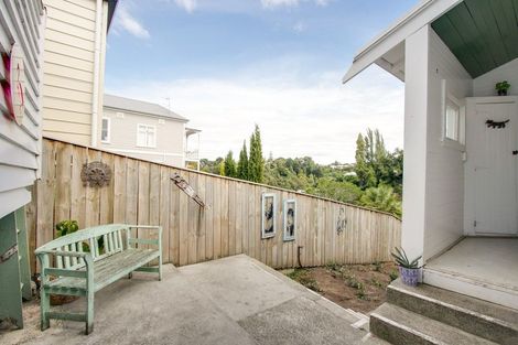 Photo of property in 17 May Avenue, Hospital Hill, Napier, 4110