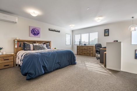 Photo of property in 17 Ryehill Close, New Lynn, Auckland, 0600