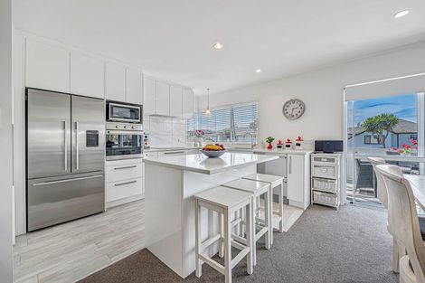 Photo of property in 2 Harbour Lights Close, West Harbour, Auckland, 0618