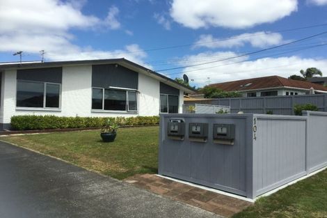 Photo of property in 1/104 East Coast Road, Forrest Hill, Auckland, 0620