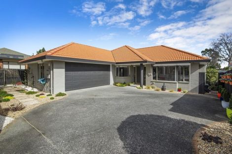 Photo of property in 16 Gillett Place, Botany Downs, Auckland, 2014