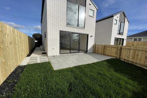 Photo of property in 1/12 Enderby Drive, Te Atatu Peninsula, Auckland, 0610