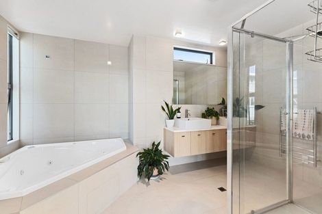Photo of property in 2/35 Victoria Road, Mount Maunganui, 3116