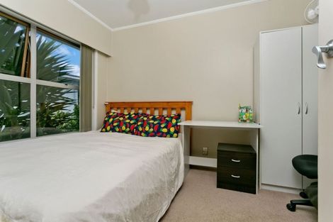 Photo of property in 2/35 Cockayne Crescent, Sunnynook, Auckland, 0620