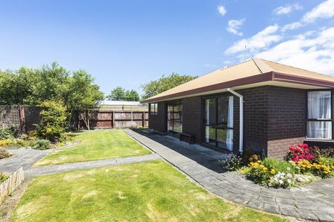 Photo of property in 8 Edron Place, Redwood, Christchurch, 8051