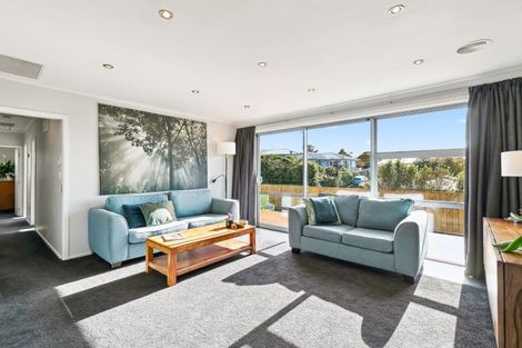 Photo of property in 9 Balmain Street, Newlands, Wellington, 6037