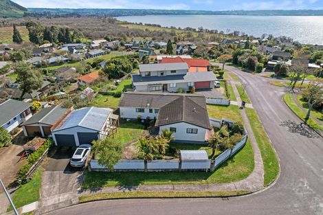 Photo of property in 8 Aquarius Drive, Kawaha Point, Rotorua, 3010