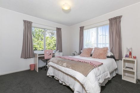 Photo of property in 1/104 Manhattan Heights, Glendene, Auckland, 0602