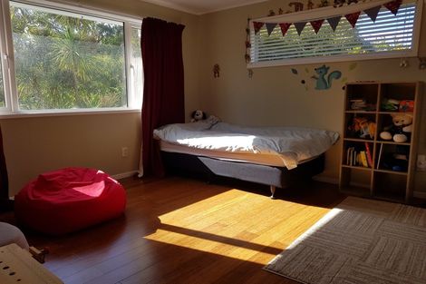 Photo of property in 139 Taylor Terrace, Tawa, Wellington, 5028