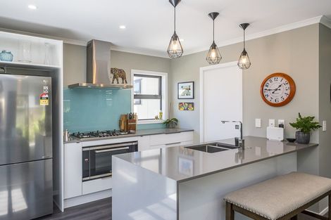 Photo of property in 37a Tiromoana Road, Raumati South, Paraparaumu, 5032