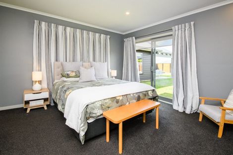 Photo of property in 10 Mediterranean Grove, Fitzherbert, Palmerston North, 4410