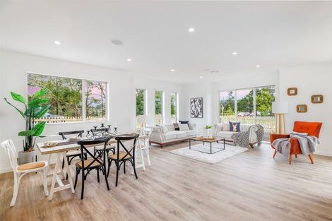 Photo of property in 23 Mcindoe Road, Kumeu, 0810