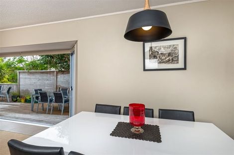 Photo of property in 1/39 Radiata Lane, Chatswood, Auckland, 0626