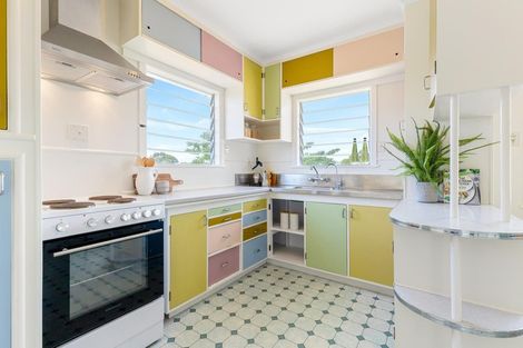 Photo of property in 15 Murray Road, Te Atatu Peninsula, Auckland, 0610