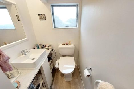 Photo of property in 2/8 Finn Place, Totara Vale, Auckland, 0629