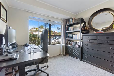 Photo of property in 9 Wyatt Place, Glendene, Auckland, 0602