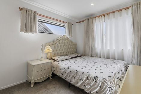 Photo of property in 12e Kelwyn Road, Kelston, Auckland, 0602