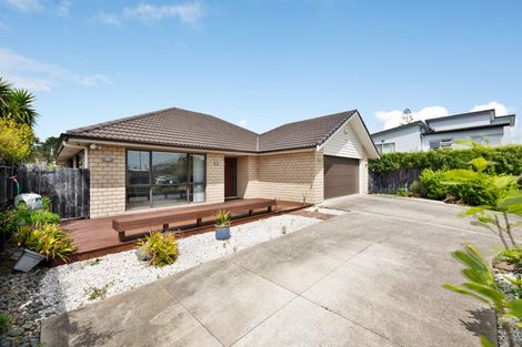 Photo of property in 112 Lake Panorama Drive, Henderson Valley, Auckland, 0612